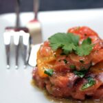 Gaspacho de haricots blancs à la tomate & chips épicées